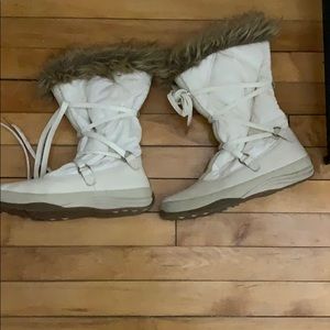 Snow boots